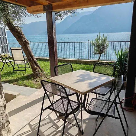 Peaceful Lakefront Garden * Marone