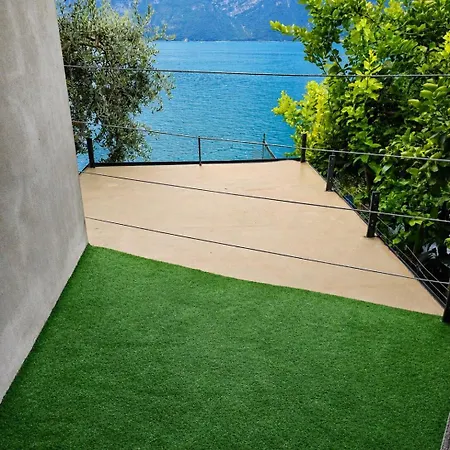 Peaceful Lakefront Garden Apartment